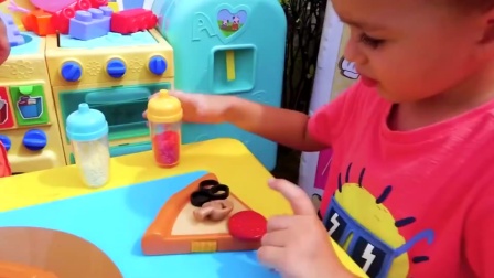 萌娃小可爱的餐馆里来了一位挑嘴的客人，小家伙吃啥都说没味道，萌娃：你可真难伺候！