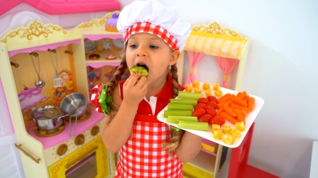 萌娃小可爱端出了一盘最新研制的美食，萌娃：健康食物，我的最爱！