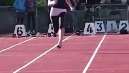 女子穿高跟鞋跑100米,这成绩怎么样!