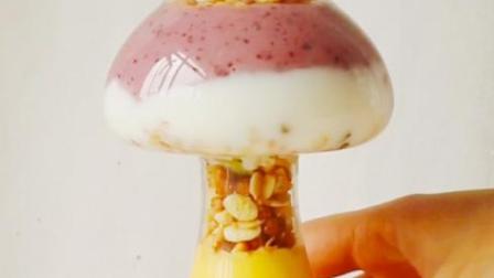 【奇幻蘑菇酸奶杯】把水果和酸奶做成蘑菇的样子，高颜值早餐～