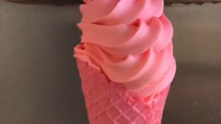 草莓味的冰淇淋，是少女心的颜色，我可以一口气吃两个！
