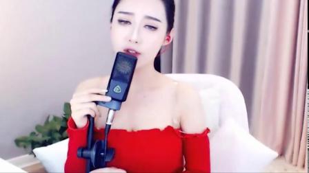 大眼睛美女翻唱这首歌,原唱听了都要感慨