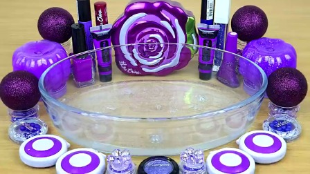 紫色玫瑰花、四盏小台灯、四个马卡龙水晶泥、亮粉小装饰，史莱姆