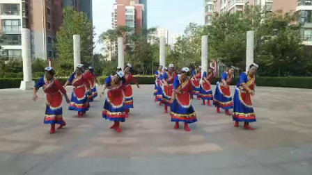 民族舞藏族舞广场舞《吉祥谣》，服装美丽，动作整齐好看
