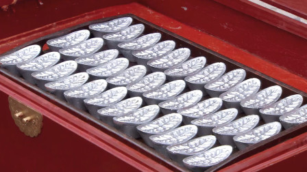 姑娘女扮男装想进少林,方丈刚想拒绝,哪知姑娘抬出一箱银子