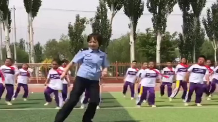 为了宣传交通安全知识，警花小姐姐将网红舞蹈结合交警手势，带孩子们一起嗨