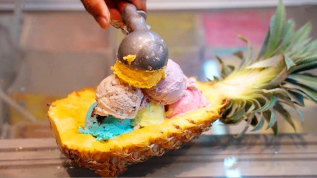 菠萝配上冰淇淋，这吃法我第一次见，适合在夏天吃