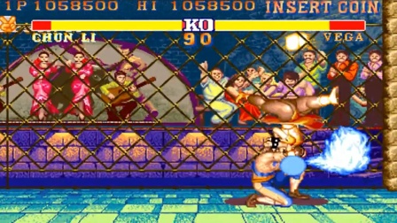 《街霸2》最霸道春丽表演旋风腿，脑袋里还能喷蓝火