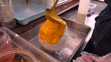 韩国美食：网红小吃奶油芒果冰糕，将奶油淋在冰沙上再加芒果粒，吃了还想吃！