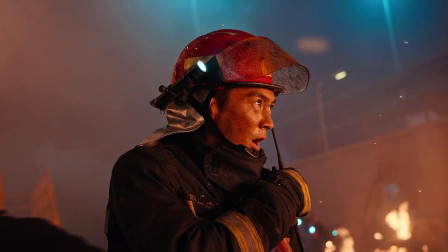 烈火英雄：化学罐眼看要，消防员没有水源，各个徒手搬沙