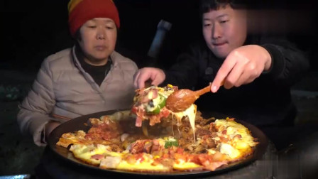 韩国吃播：妈妈用芝士和面包制作了美味的披萨，加入培根火腿和蔬菜更好吃！