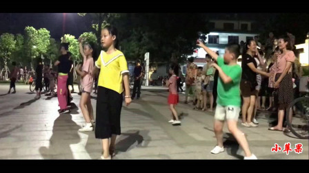 儿童广场舞《小苹果》这个音乐一定有魔性，孩子们都这么喜欢跳