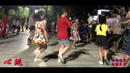 这群小娃娃广场舞跳得越来越好了，奶奶一旁看了笑迷迷