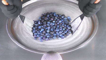 巨多蓝莓制作美味炒冰淇淋，新奇创意美食！