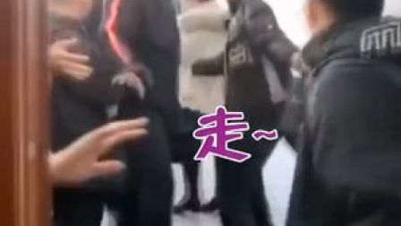 英语课,#38名男生当保镖护送老师下楼. #