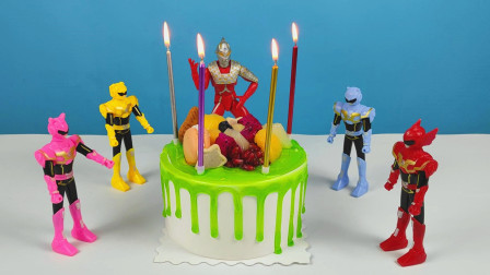 赛文奥特曼带来美味的蛋糕给迷你特工队过生日，大家一起分享吃蛋糕