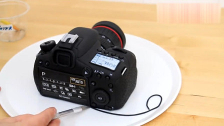 太会玩了吧！小哥花式制作相机蛋糕，一份得卖多少钱啊？