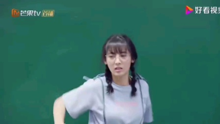 女学霸摔倒，怎样有获得了意外的高兴，男朋友霸气把她扶了起来。