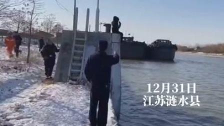 12月31日江苏涟水县，消防员踏肩膀飞扑救下轻生女子。