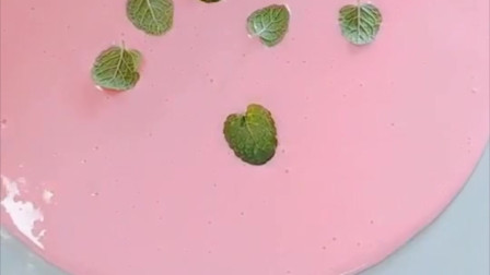 草莓蔓越莓冰淇淋加上新鲜薄荷叶，清凉可口啊！