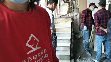 广州别墅精装修技术指导培训基地，手把手教学铺贴楼梯瓷砖培训课程验收全面合格
