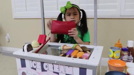 可爱的小姑娘玩冰淇淋玩具车卖冰棒和糖果