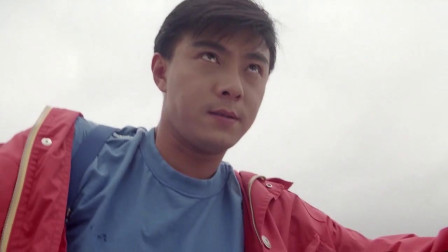 张卫健驾驶飞行器花式追击敌人，下面的飞虎队都帮他呐喊助威