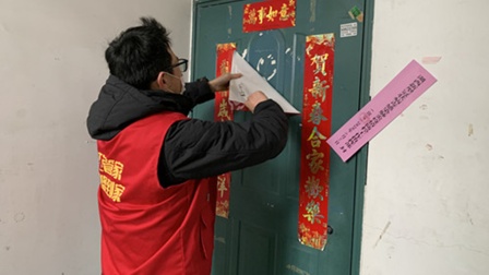 黑龙江望奎县升为高风险区 防疫人员凌晨为居民贴封条#酷知#