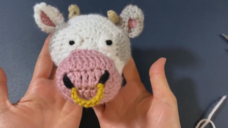 「钩针编织」可爱的奶牛玩偶！图解视频