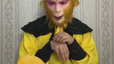 猴哥吃芒果冰棍，凉凉爽爽真得劲儿。#搞笑
