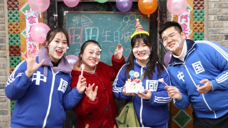 生日2：老师和同学们给田田准备生日蛋糕，田田看到蛋糕好开心