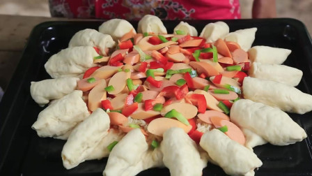 越南美女烹饪披萨与热狗你觉得好吃吗