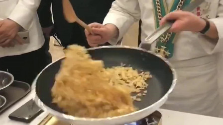 据说是香港厨神戴龙先生亲手制作，一碗皇帝炒饭5000块，试试这个味道怎么样？
