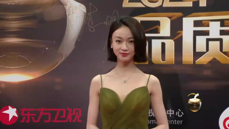2021电视剧品质盛典：《正青春》主演吴瑾言一袭绿色抹胸纱裙亮相红毯