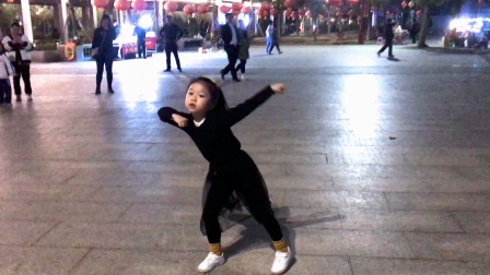 5岁小女孩广场跳《最亲的人》舞姿魔性，叫板广场大妈！