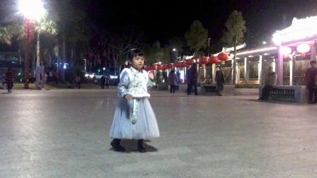 4岁小女孩跳广场舞，可爱的样子，一看就是奶奶带大的