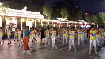 大团队健身舞《老乡》阵容强大，场面壮观，嗨爆广场震憾推送！