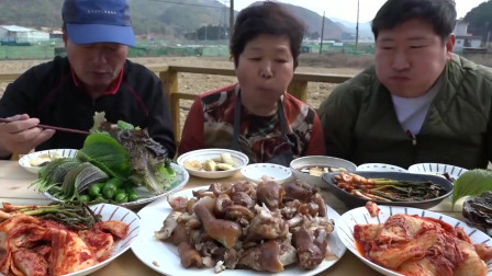 韩国农村一家三口吃播：和父母一起吃卤猪蹄，菜叶子卷着吃很不错