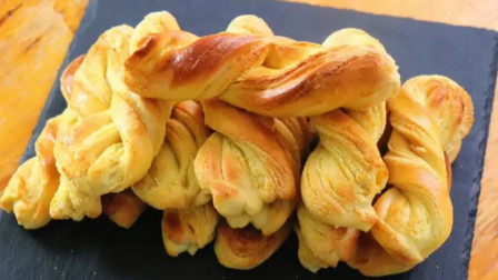 家庭版椰蓉面包的做法，学会这个诀窍，面包柔软拉丝，香甜美味