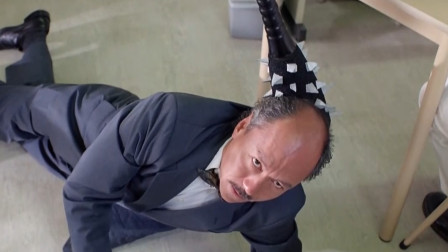 张卫健随手一扔，狼牙棒就打在了校长头上，这下惨了
