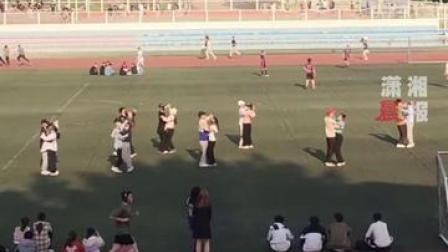 青春啊！山东省枣庄学院男生女生在操场，为校运会排练集体舞蹈，湘湘羡慕啊～