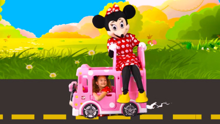 小可爱开着粉色面包车，带着卡通猫兜风，不错