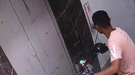 广东揭阳&nbsp;，消防外出巧遇一男子企图将电动车推进电梯