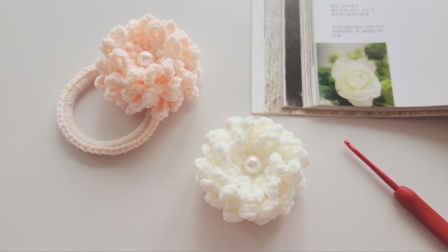 钩针创意花朵：编织一条花边织带，旋转成一朵装饰花儿图解视频