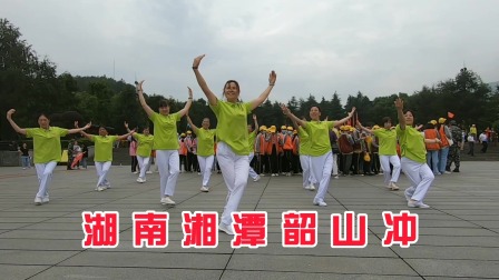 湖南湘潭韶山毛主席铜像，大妈广场舞《衡阳是个好地方》，用歌曲舞蹈缅怀伟人
