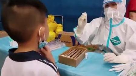 31日，广州海珠区全员核酸检测第二天，记者探访一家小学的检测现场时，几位小朋友们直言&ldquo;不害怕核酸检测&rdquo;。