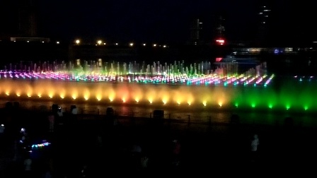 2021年6月10日晚上，鄂尔多斯市康巴什区乌兰木伦湖喷泉广场!