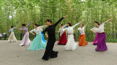 紫竹院广场舞《车站》崔老师领舞，旋律优美，舞步简单易学