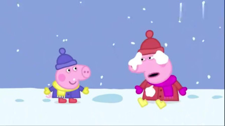小猪佩奇：佩奇太狠了，和乔治打雪仗，一个雪球过去把乔治砸倒了