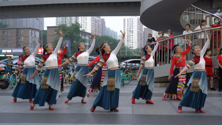 广场舞《藏族生日歌》团队版，旋律优美，舞步好看